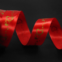 Wstążka atłasowa czerwona  2,5 cm z nadrukiem, serduszka złote