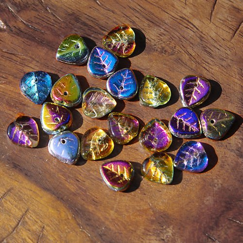 Glass leaves, iridescent with a metalized coating, 9x9mm, 10 pcs.