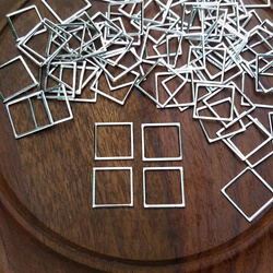 Baza metalowa geometryczna srebrna, kwadrat średni 1,6x1,6 cm, 4 szt.